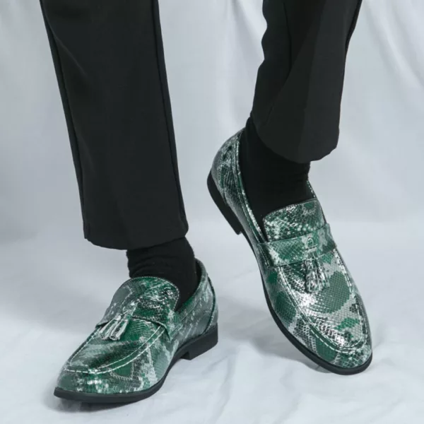 Mocassin serpent brillant à pompons – Image 3