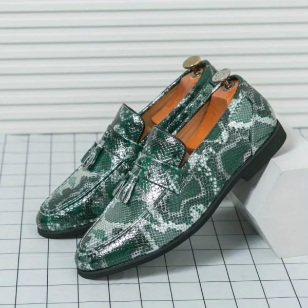 Mocassin serpent brillant à pompons – Image 2