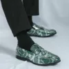 Mocassin serpent brillant à pompons