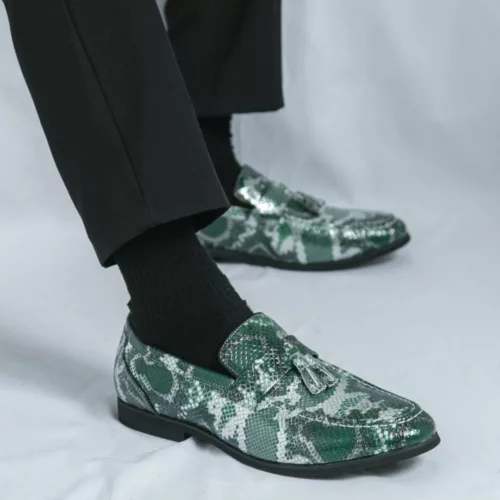 Mocassin serpent brillant à pompons
