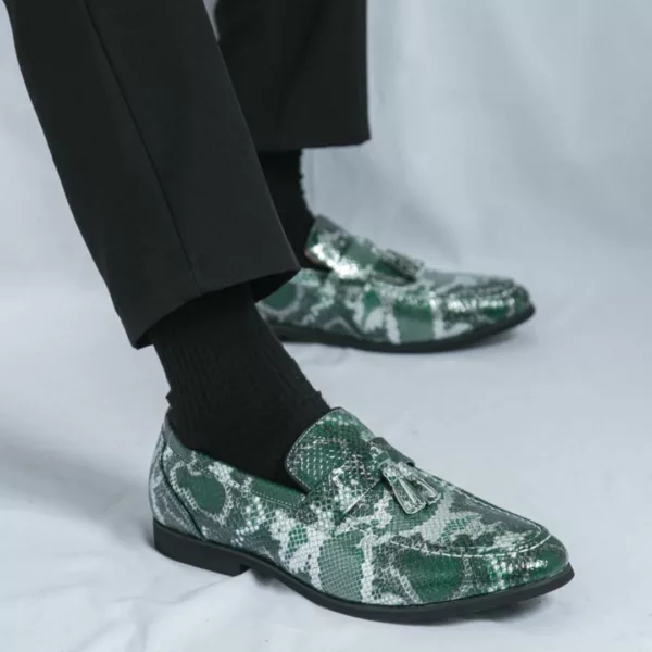 Mocassin serpent brillant à pompons
