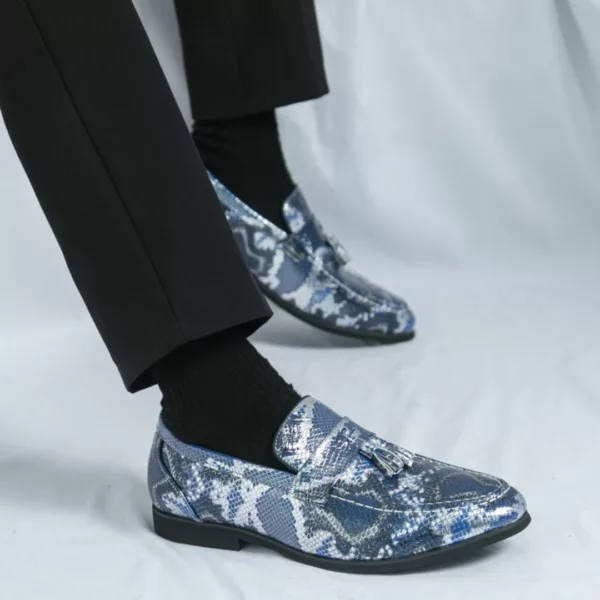 Mocassin serpent brillant à pompons – Image 8