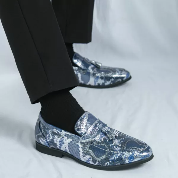 Mocassin serpent brillant à pompons – Image 7