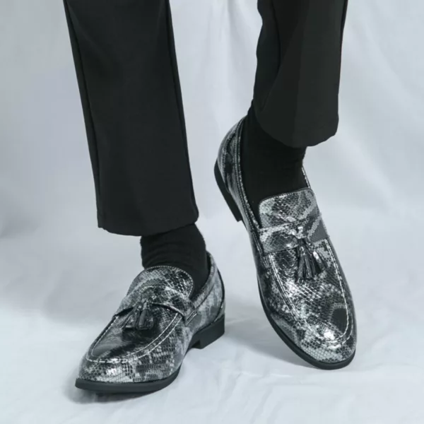 Mocassin serpent brillant à pompons – Image 6