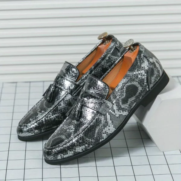Mocassin serpent brillant à pompons – Image 5
