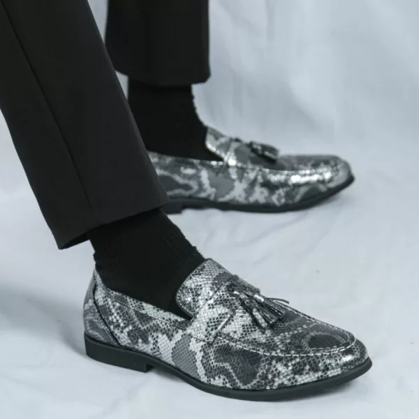 Mocassin serpent brillant à pompons – Image 4