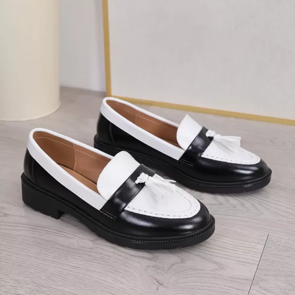 Mocassin femme bicolore pampilles élégantes – Image 2