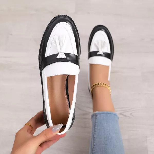 Mocassin femme bicolore pampilles élégantes – Image 5