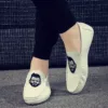 Mocassins blancs homme avec broderie stylée – Élégance décontractée pour un look chic et moderne