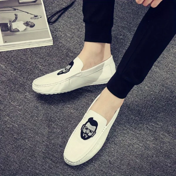 Mocassins blancs homme avec broderie stylée – Élégance décontractée pour un look chic et moderne – Image 2