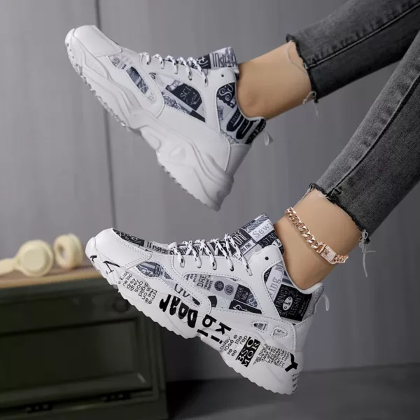 Chaussure Buffalo imprimé journal fashion – Look unique et audacieux pour un style urbain tendance – Image 3