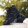 Chaussure de randonnée montante semelle crantée
