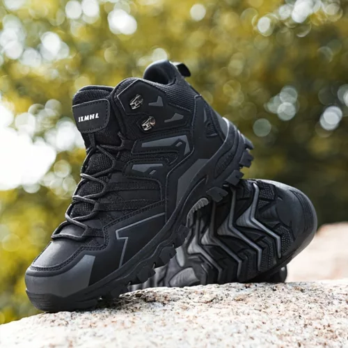 Chaussure de randonnée montante semelle crantée