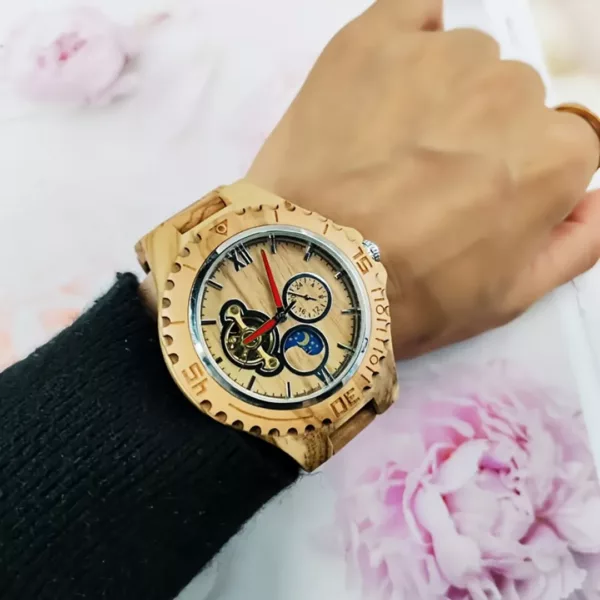 Montre mécanique bois bracelet tressé – Élégance artisanale au poignet, look naturel et raffiné – Image 5
